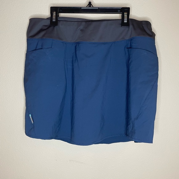 Simms. Navy blue skort. Size large - Picture 1 of 9